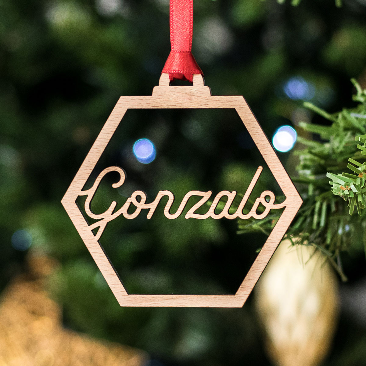 KUKO-Bola-de-navidad-hexagono-silueta-madera-kuko-studio-cuadrada